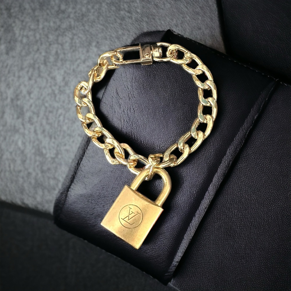 Louis Vuitton authentic padlock 🔒w/chain/clip bracelet exc condition